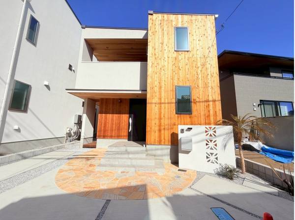 湘南らしいあたたかさと天然木にこだわった素敵な邸宅でございます