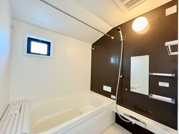 勾配天井が効いた少しコンパクトな落ち着きのあるバスルーム