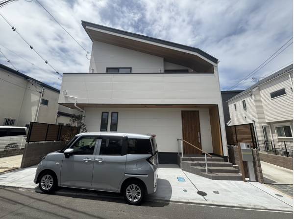 片流れ屋根がシャープさを演出