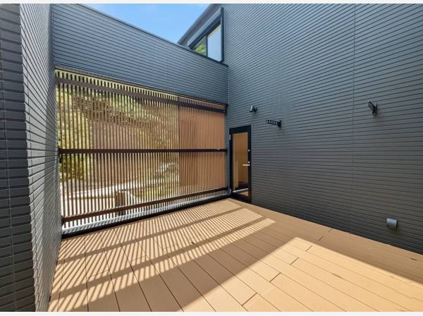 セカンドリビングとして活用できるウッドデッキスペース