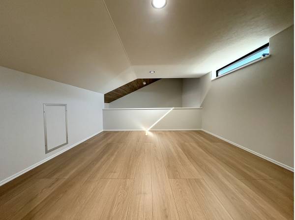階段で上がれるロフトは、収納にも趣味にも便利です