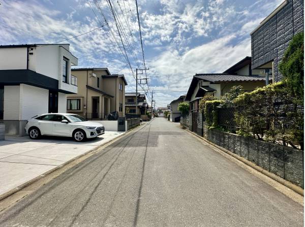 前面道路は幅員約6.2mと広々