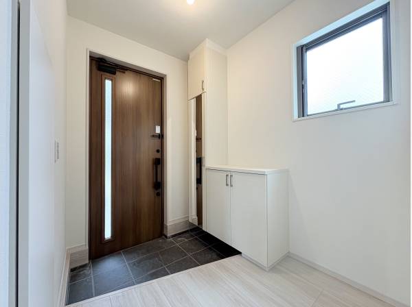 玄関全身鏡付き