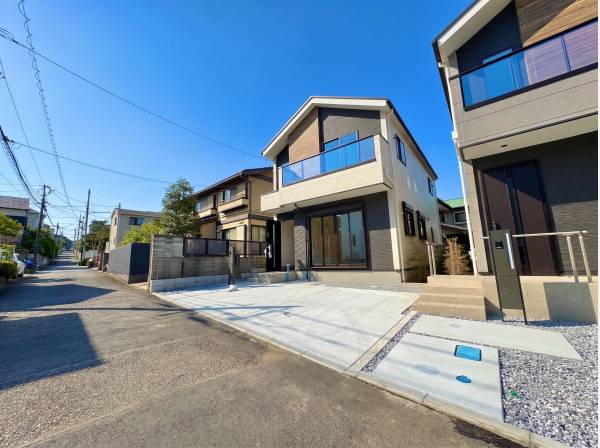閑静な住宅地に馴染む落ち着いた色合いの外観