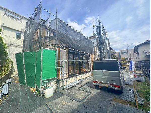 敷地奥から。空間にゆとりが有り敷地の広さが際立ちます。