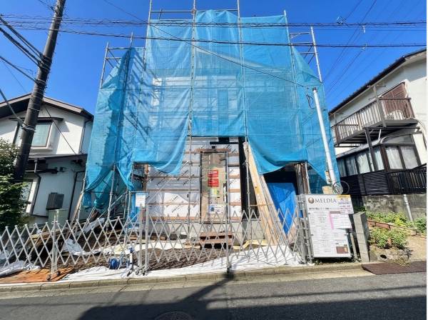 足場が組まれ順調に工事が進む現地の様子。見学も承っております