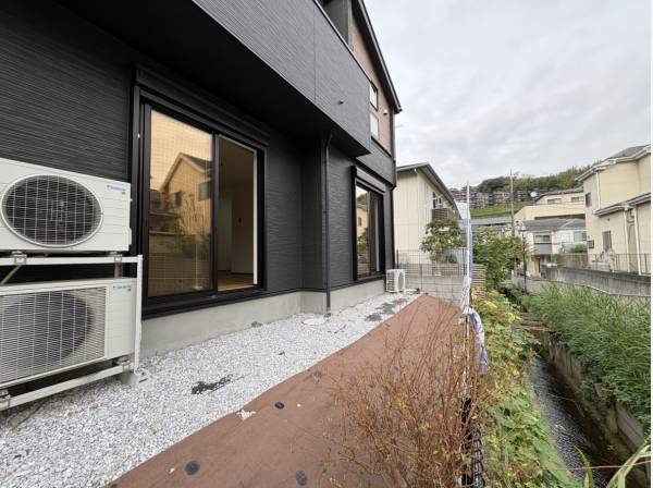 南側の水路に面した、大きな窓のある住まい。