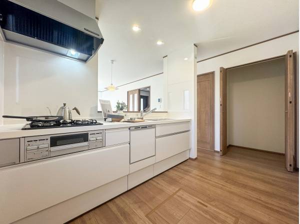 広いクローゼットは食品庫としても役立ちそう