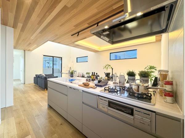 収納豊富で使い勝手の良いオープンキッチン