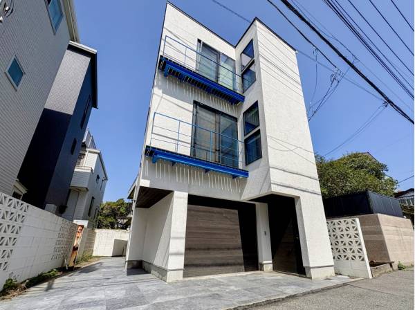 ガレージを含め2台分のカースペースを確保！エクステリアも美しく造り上げています