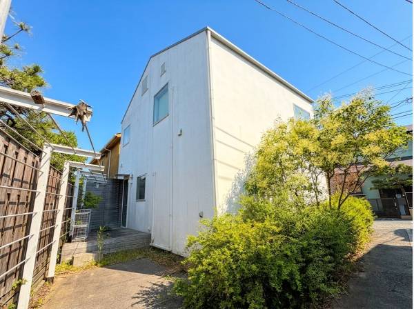 温水外シャワーを完備したウッドデッキはキッチンと直結