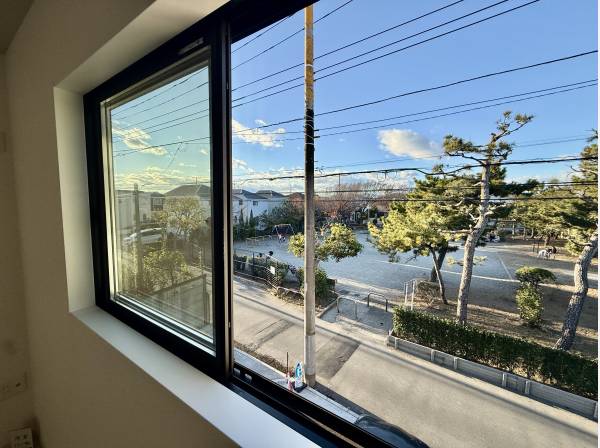 目の前は公園の為開放的なロケーション