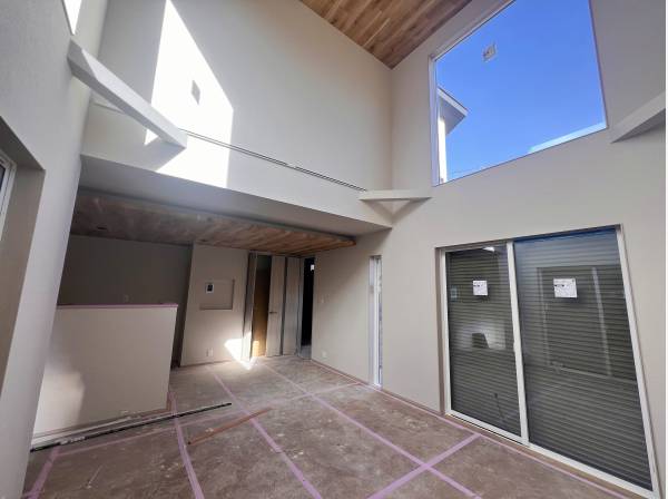 室内は吹き抜けで窓が多く日当たり良好です