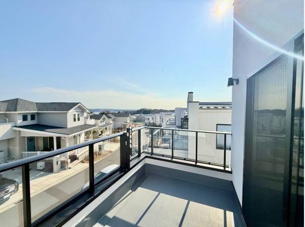 2階バルコニーからはちらっと海が見えます！