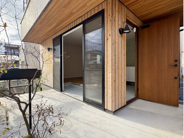 軒がつくる余白。内と外がゆるやかにつながる玄関前