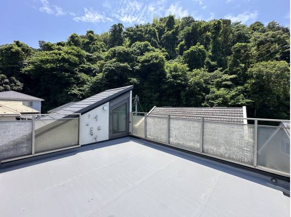 近隣の緑も望み広々と開放的です！