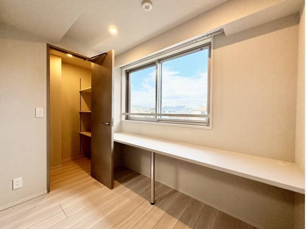 書斎スペースと納戸もございます♪