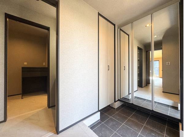 お出かけ前の身だしなみチェックを流れるように叶えるワイドミラー