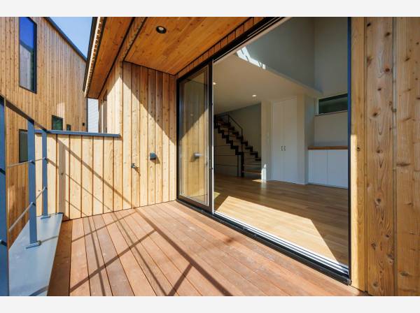 内と外がつながるウッドバルコニーと開放的な設計。