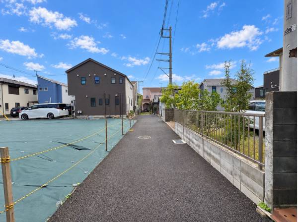 接する道路と街並み、現地で確かめたい周辺環境の様子。