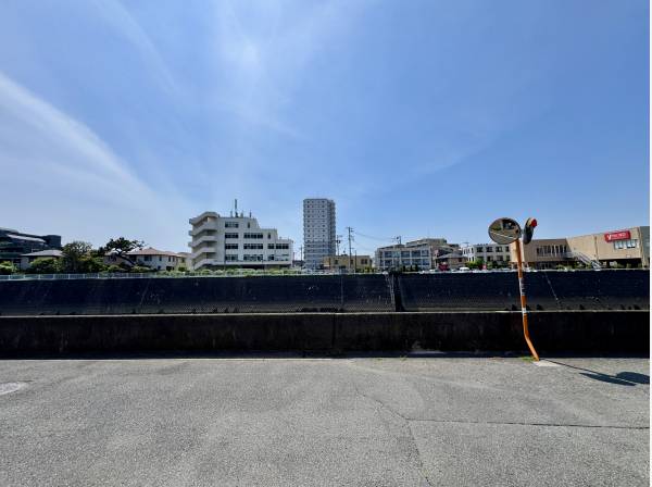 マンションの目の前が川なので開放感を感じる暮らしを送れます