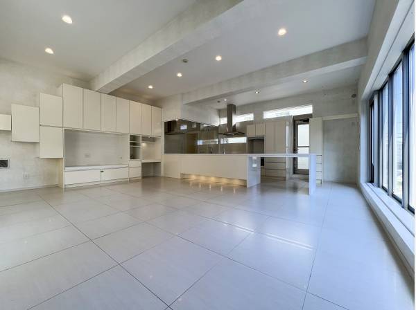 たくさんの窓に囲まれた約30帖のLDKは白で統一