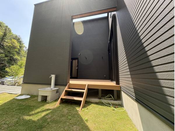 バルコニーから芝生に出られます！
大勢でBBQができますよ！