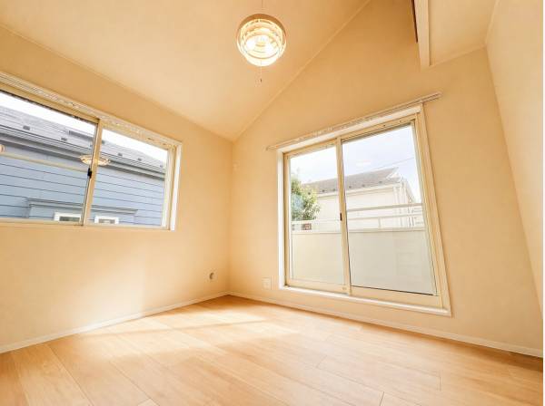 二面採光でやわらかな光が差し込む、落ち着きある洋室空間。