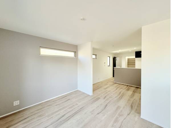 リビングダイニングの間に仕切りがあり空間の