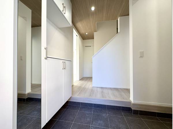 大きな収納が迎える、すっきり整う玄関