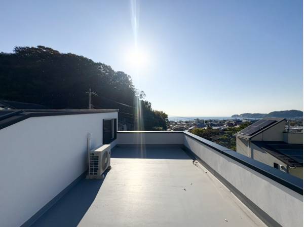 アウトドアリビングにもなる大型ルーフバルコニー！