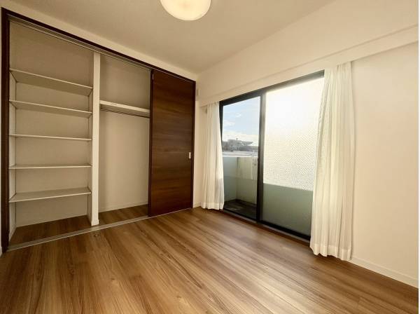 収納力もある洋室