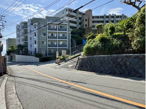 前面道路も広々と！開放感のある立地です！