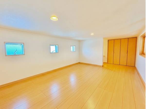 ゆとりのある6帖の小屋裏収納！かさばる季節物もスッキリ片付きます