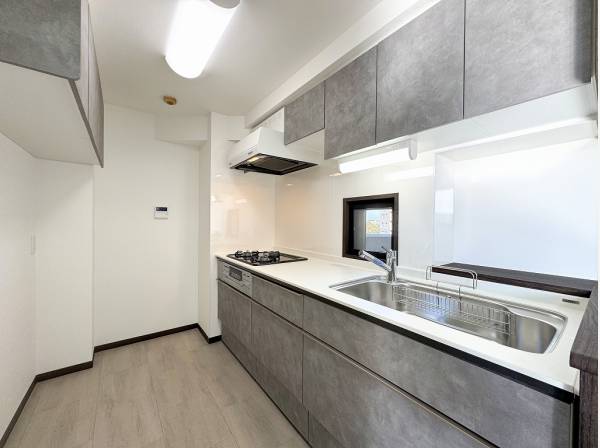 吊戸棚など豊富な収納が魅力のキッチン