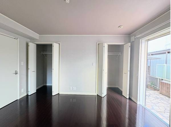 収納も豊富な洋室