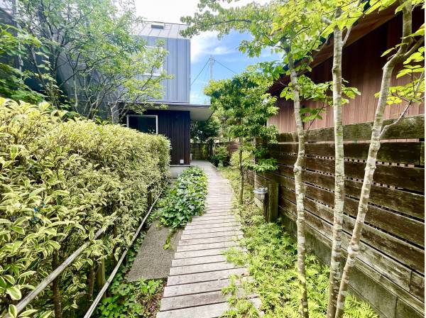 住宅までのアプローチが鎌倉らしさを感じれます