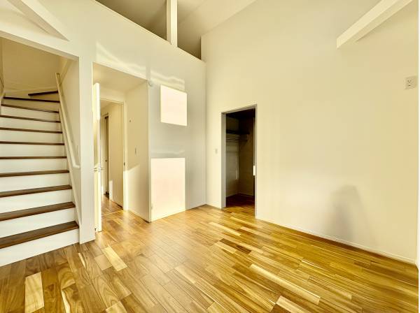 居室の様子。　まるでリビングかと思うぐらい広く陽当りも良好です