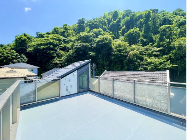 ルーフバルコニーは約5.5帖のゆとりある空間となっております