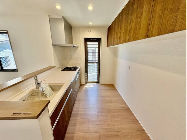 キッチンの奥には勝手口がありますよ。