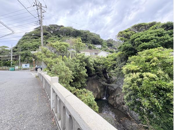 近くには音無川が流れています。