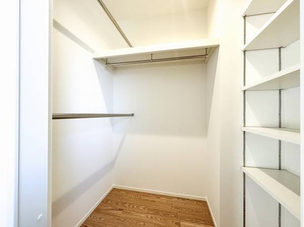 使い勝手の良い可動棚やハンガーパイプが充実しています