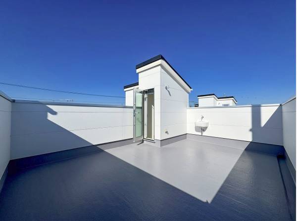 スロップシンクまで付いてる広い屋上はオープンエアリビングにいかが？