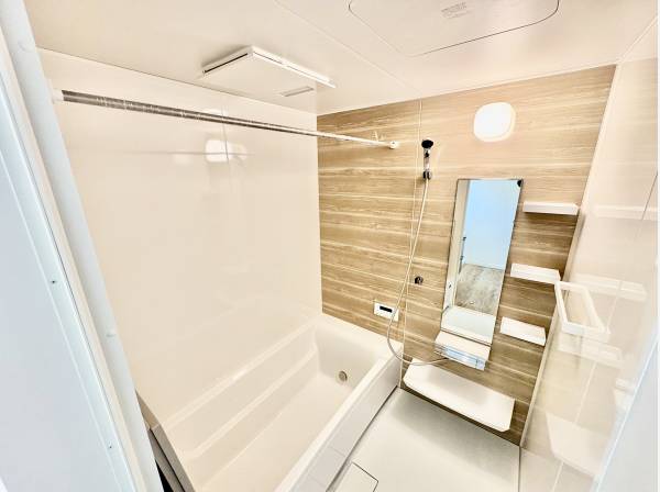 お風呂には浴室乾燥機付きです。