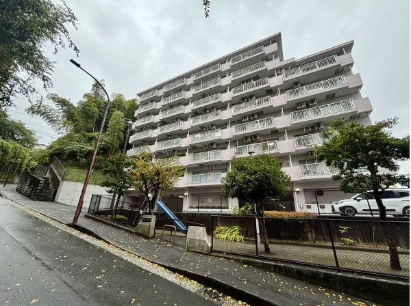 自然あふれるマンション外観