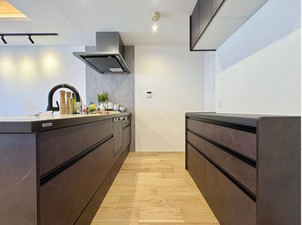 重厚感あふれるブラックモダンなオープンキッチン