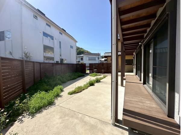 リビングの先にはウッドテラス。そして広いお庭が待っています