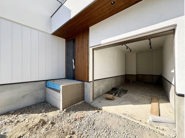 シャッター付きのガレージ