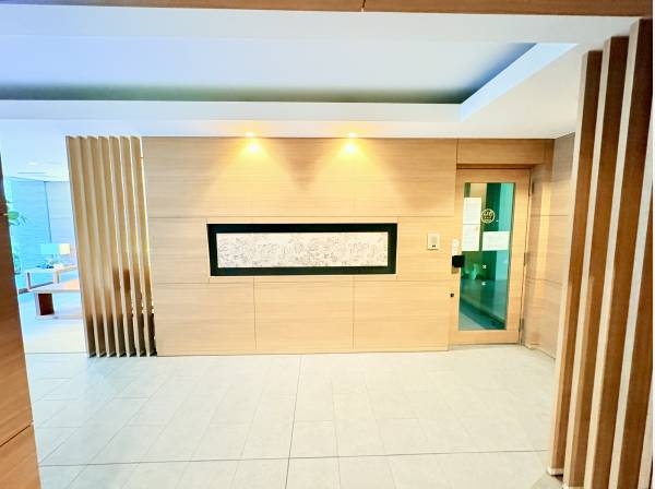 間接照明が温かく迎える、洗練されたデザインのエントランス空間です