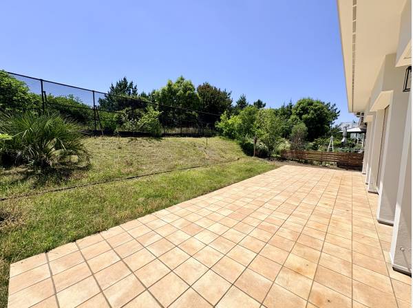 敷地は約93坪　テラスから続く緑豊かな庭でご家族と心温まる休日を